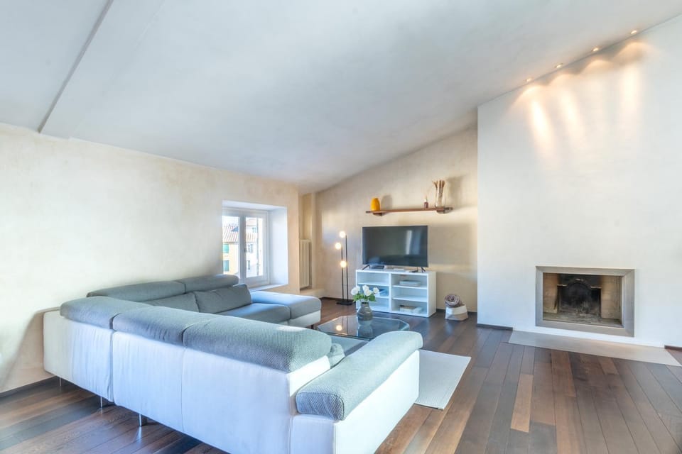 TV and multimedia, Living room, Seating area, Evening entertainment