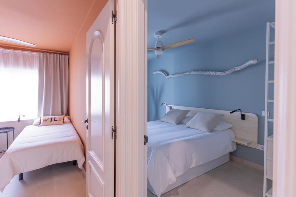 Bed, Photo of the whole room, Bedroom, Quiet street view, wardrobe