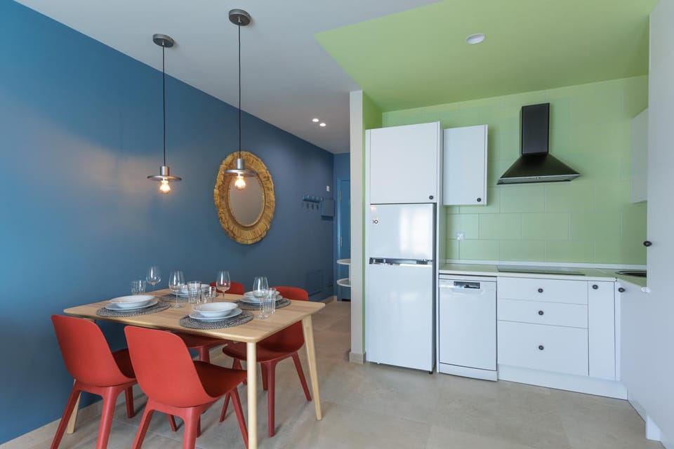 Kitchen or kitchenette, Dining area, dishwasher, minibar, washing machine