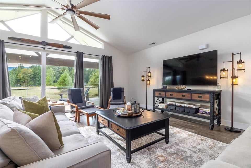 Airport Place: 4 bedrooms, AC, Grill House in Washington