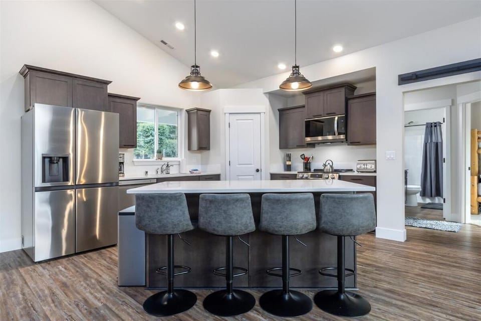 Airport Place: 4 bedrooms, AC, Grill House in Washington