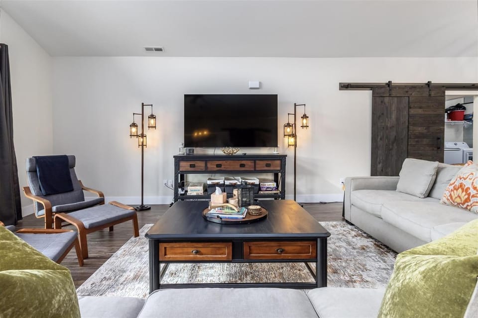 Airport Place: 4 bedrooms, AC, Grill House in Washington