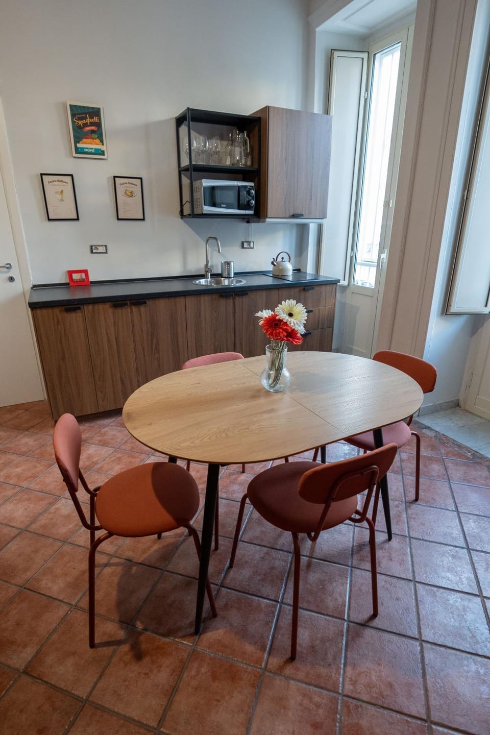 Kitchen or kitchenette, Dining area