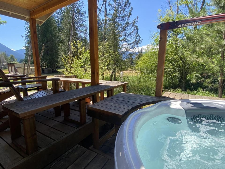 Cabin on the Creek | Hot tub, WiFi, Fireplace Cabin in Washington