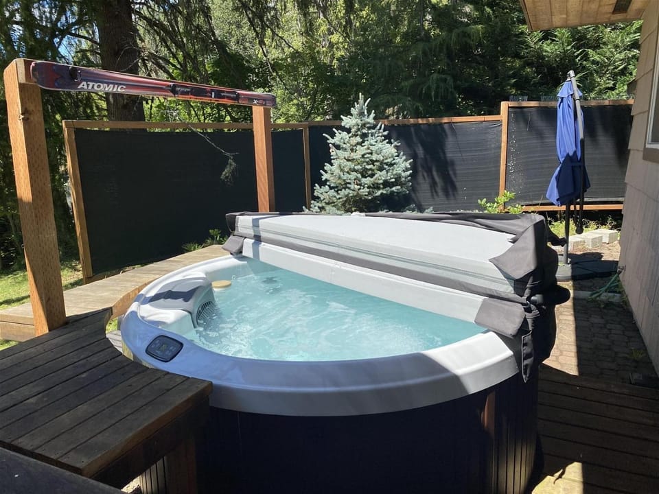 Cabin on the Creek | Hot tub, WiFi, Fireplace Cabin in Washington