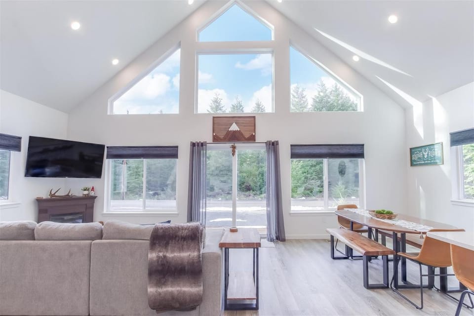 Butter Peak Retreat | Hot tub, Wi-Fi, River Access House in Washington