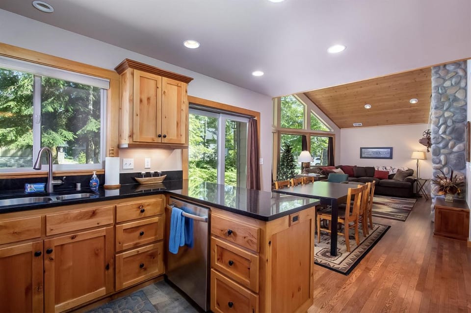 Coffee Time Cabin | Hot Tub, Wifi, Grill Cabin in Washington