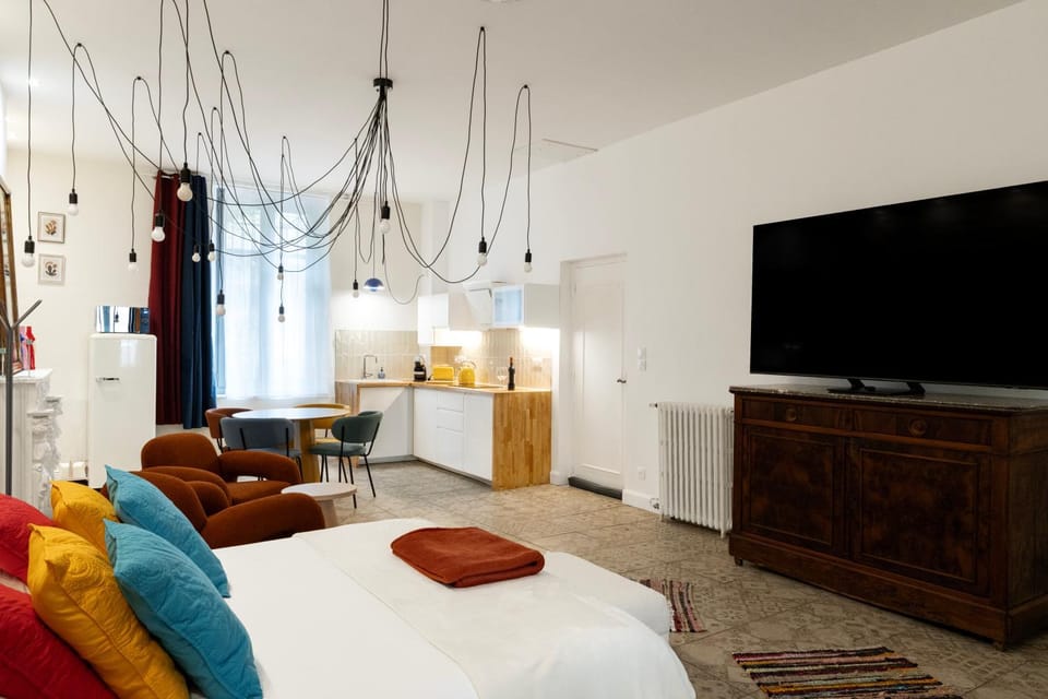 Bed, TV and multimedia, Living room, Bedroom, kitchen