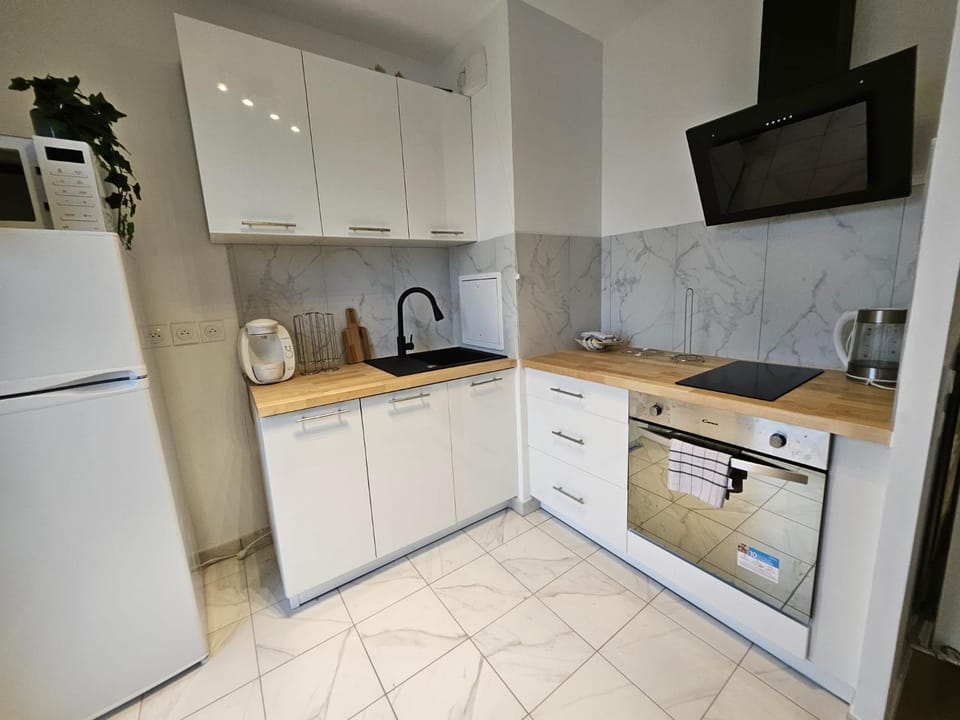 Coffee/tea facilities, Kitchen or kitchenette, oven, stove