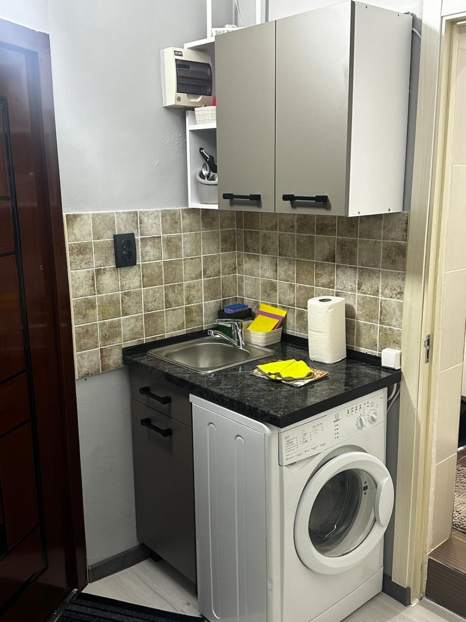 Kitchen or kitchenette, minibar, oven, stove, washing machine