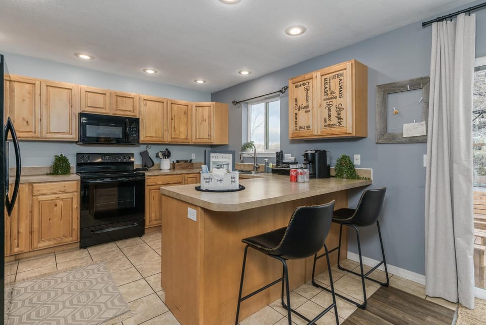 Coffee/tea facilities, Kitchen or kitchenette, dishwasher, oven, stove