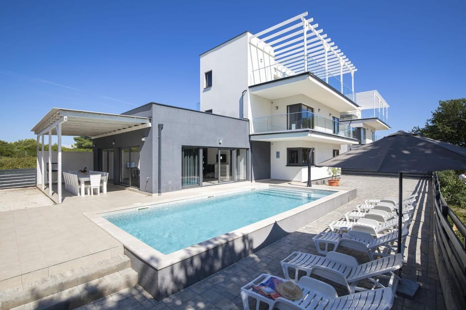 Property building, Day, Swimming pool, sunbed