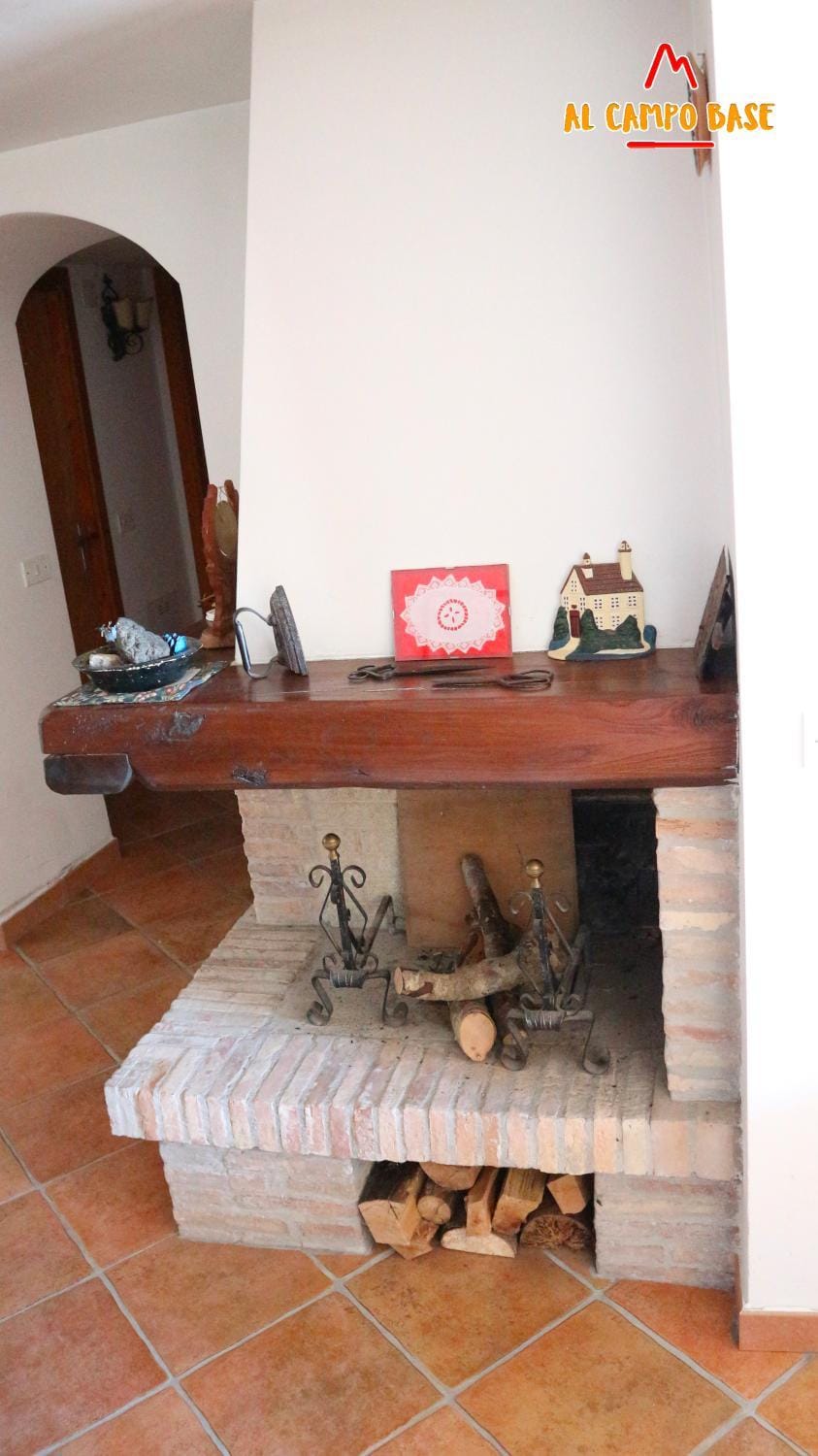 Lounge or bar, fireplace