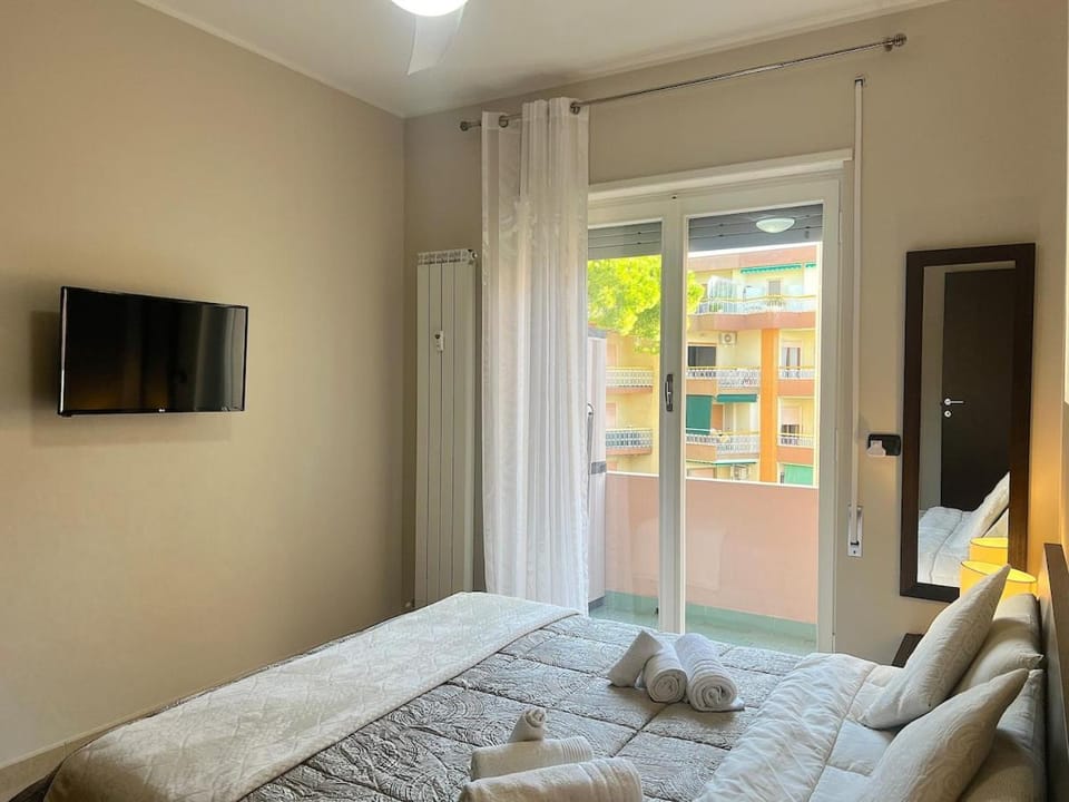 Bed, TV and multimedia, Bedroom