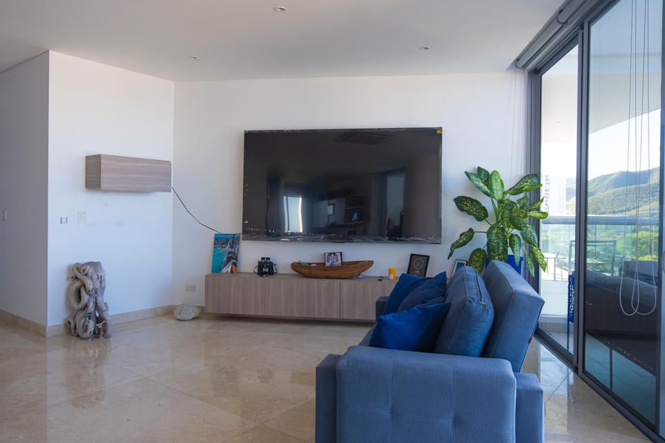 TV and multimedia, Living room, Evening entertainment