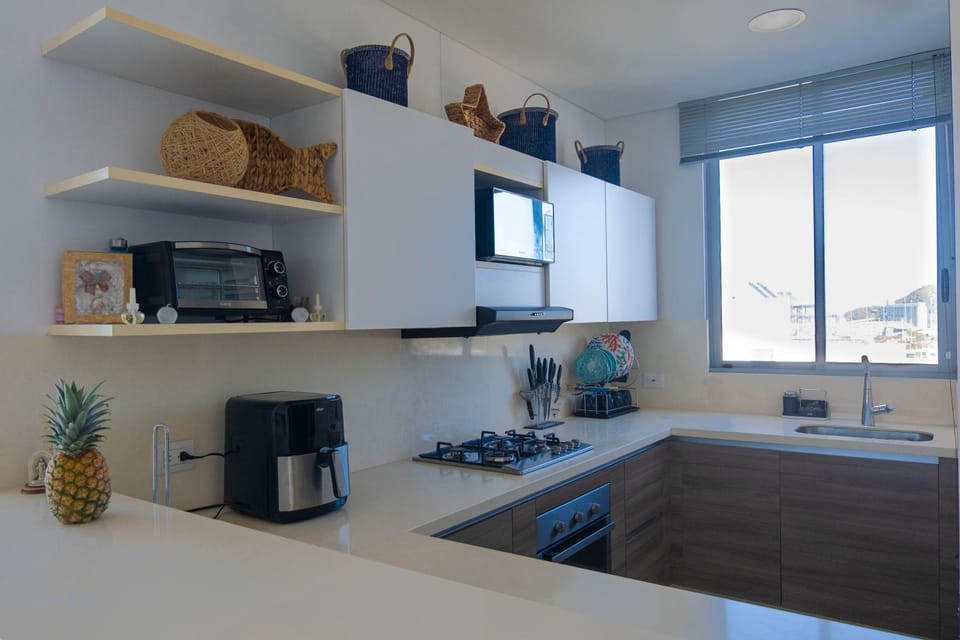 Kitchen or kitchenette, minibar, oven, stove, toaster