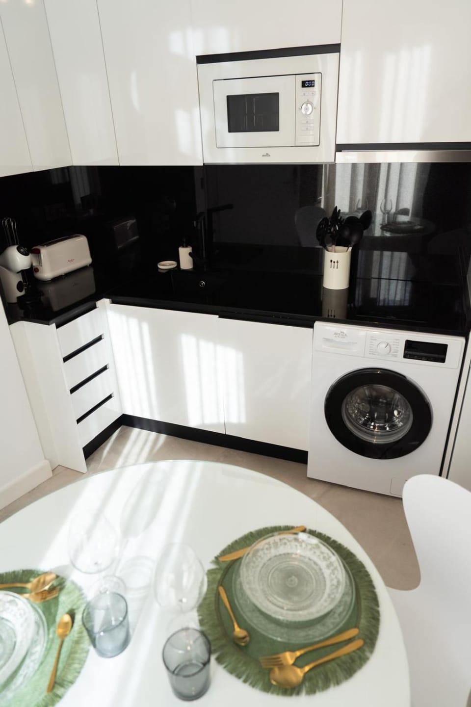 Coffee/tea facilities, Kitchen or kitchenette, dishwasher, stove, toaster
