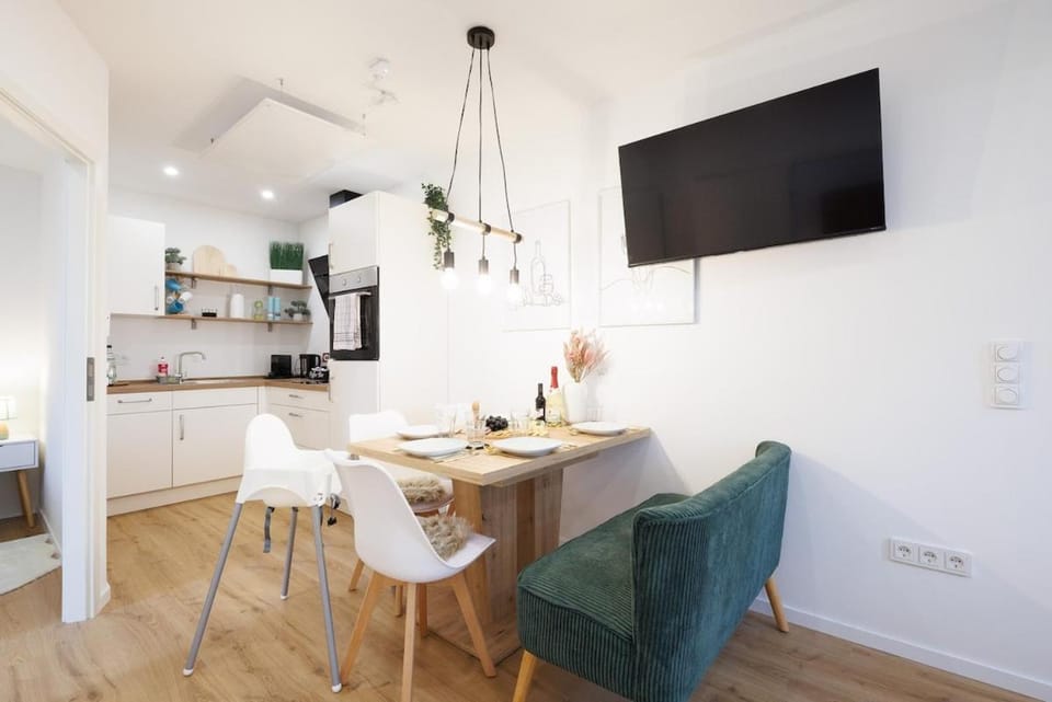 TV and multimedia, Kitchen or kitchenette, Living room, Seating area, Dining area