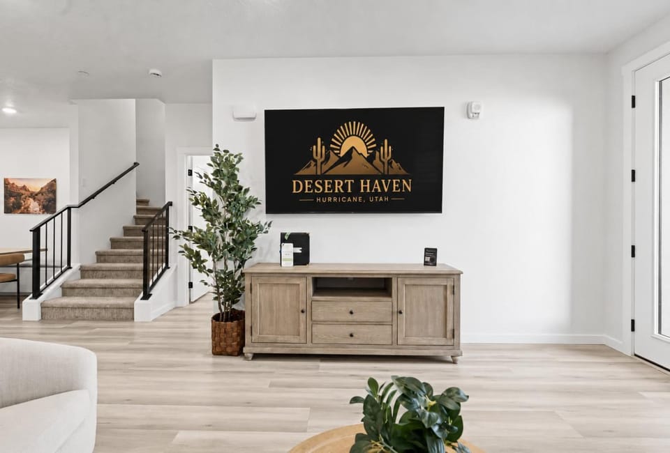 The Desert Haven-Rooftop Hot Tub & Game Room House in Washington