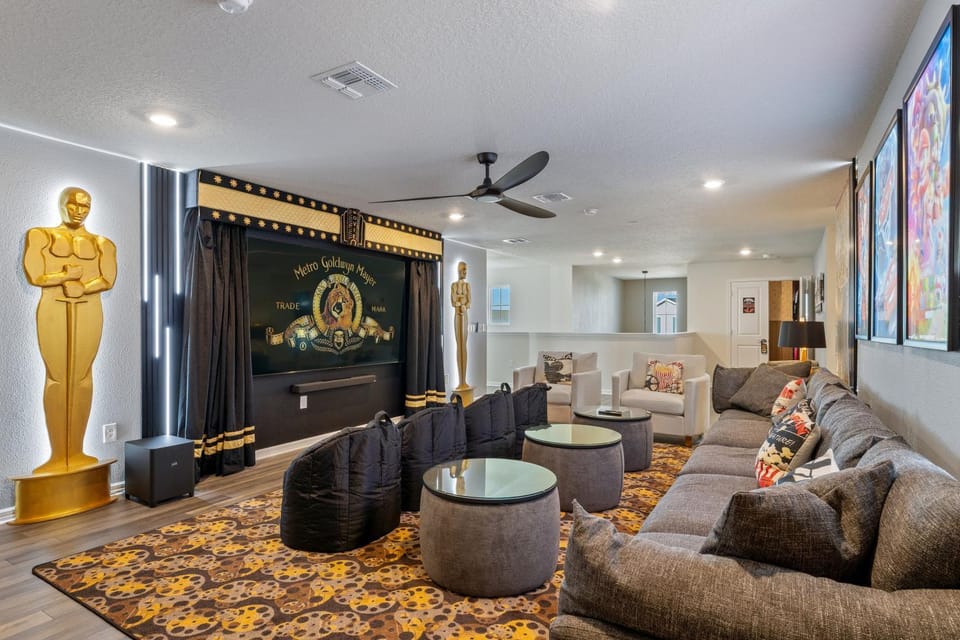 Communal lounge/ TV room, TV and multimedia, Living room, Seating area, Evening entertainment