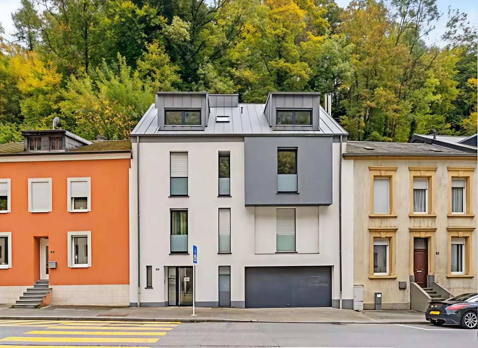 Property building, Day, Neighbourhood, City view, Street view, Location, Parking