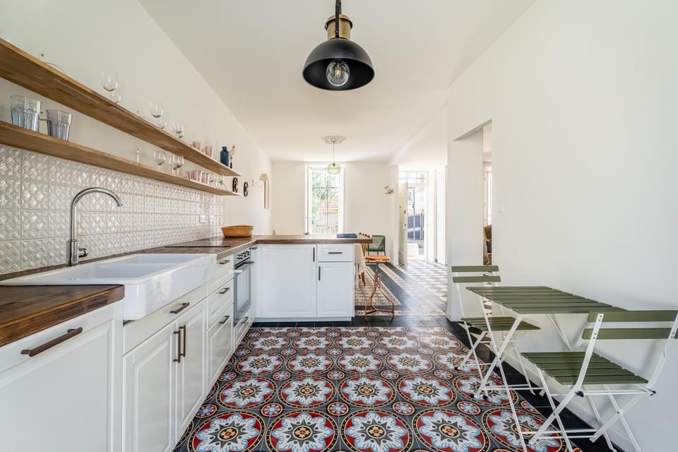 Kitchen or kitchenette, dishwasher, stove