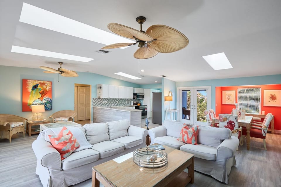 Charming Bungalow with Pool Steps to Beach House in Sanibel Island