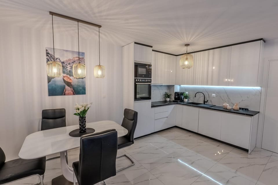 Kitchen or kitchenette, Seating area