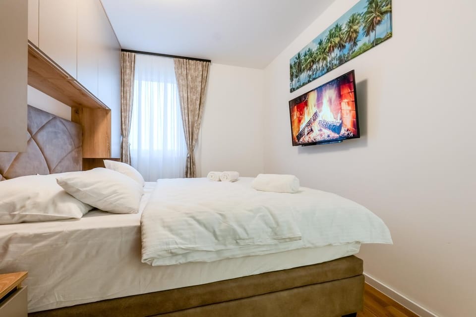 Bed, TV and multimedia, Photo of the whole room, Bedroom