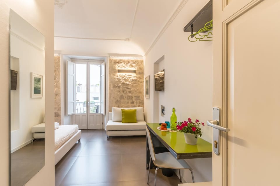 Photo of the whole room, Decorative detail, Bedroom