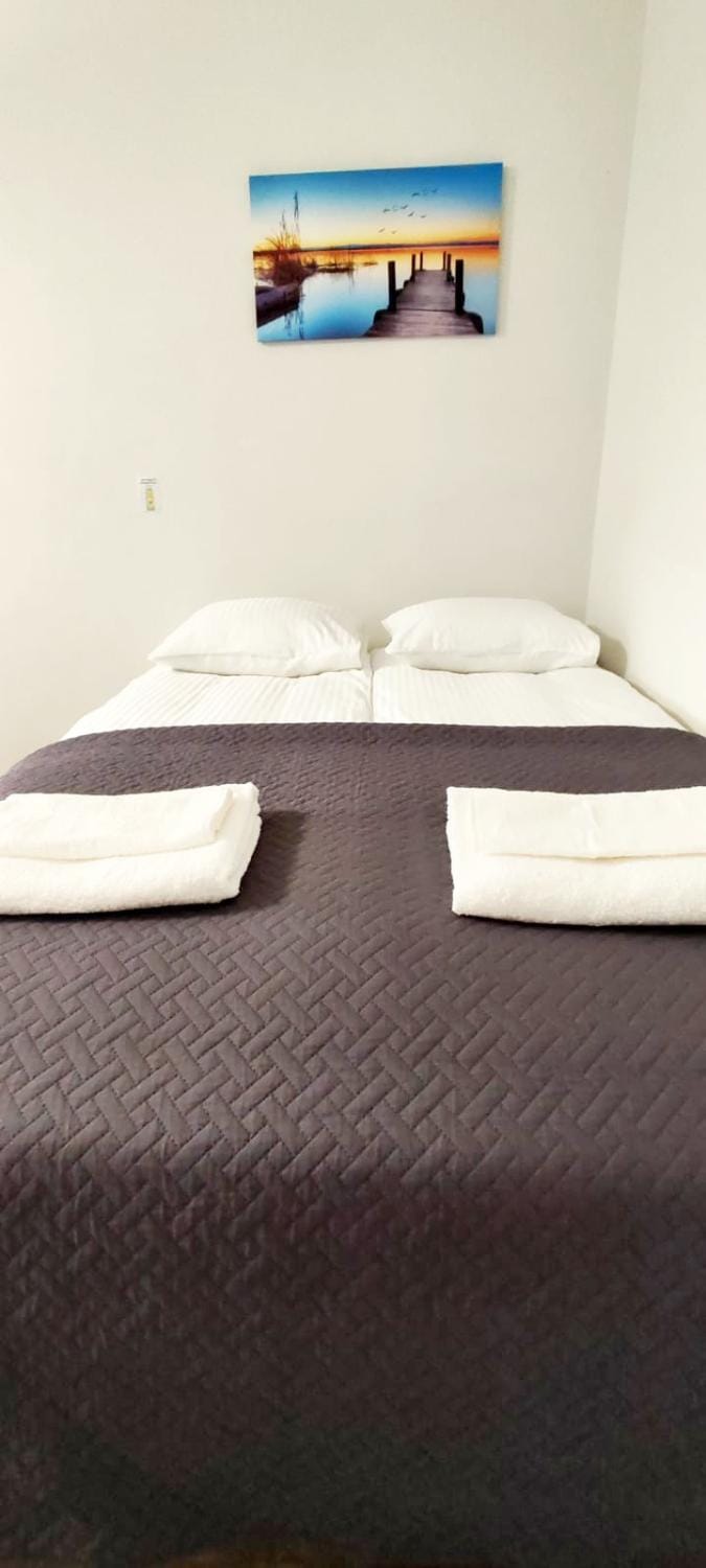 Bed, towels