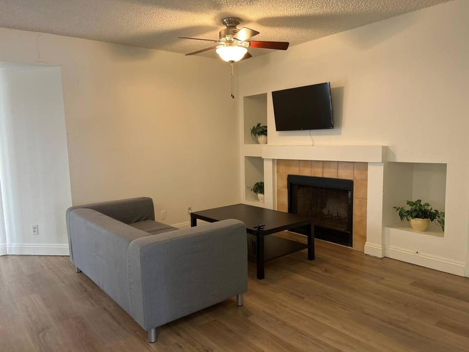 Extended Stay 3 Or 4 Beds Cozy Smart Home Living House in Summerlin