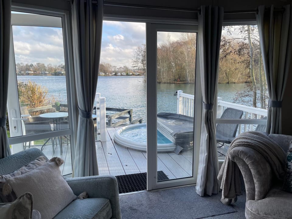 Balcony/Terrace, Living room, Seating area, Dining area, Lake view