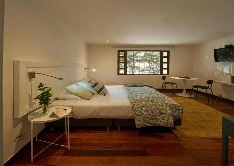 Bed, TV and multimedia, Photo of the whole room, Seating area, Dining area, Bedroom