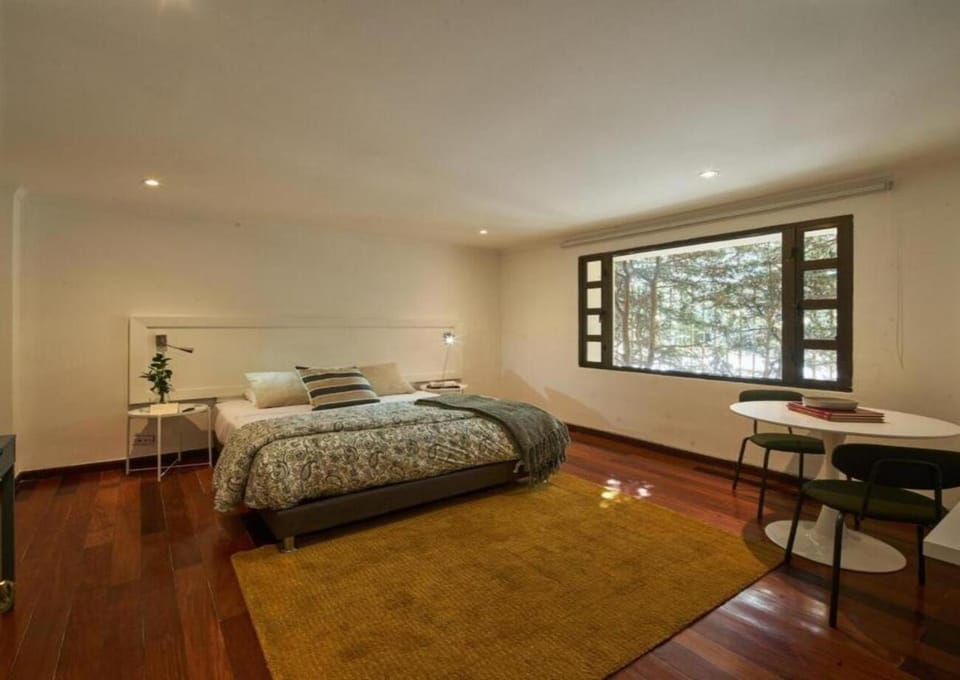 Bed, Photo of the whole room, Seating area, Dining area, Bedroom