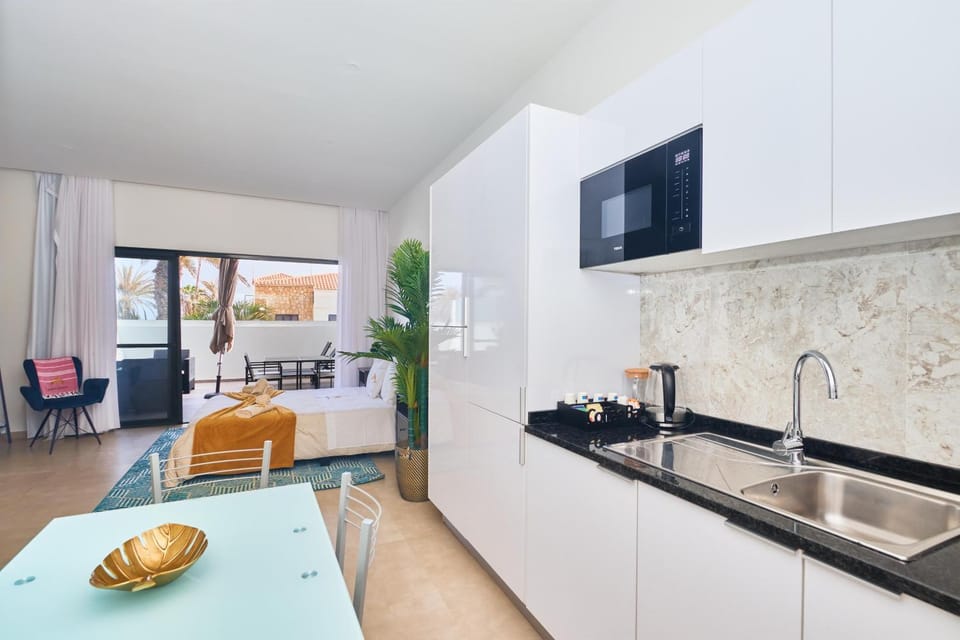 Kitchen or kitchenette, Dining area, stove