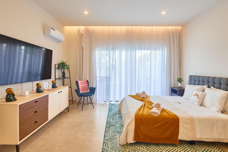 Bed, TV and multimedia, Bedroom