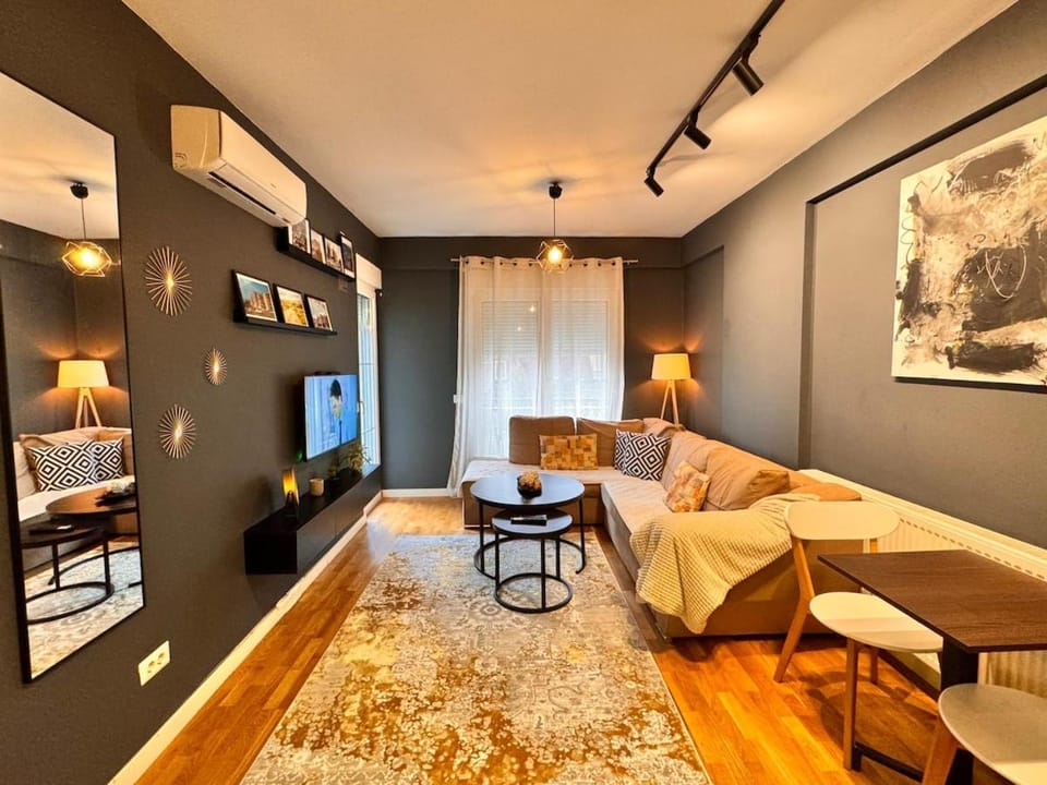 Communal lounge/ TV room, TV and multimedia, Living room, Photo of the whole room, Seating area, Evening entertainment, air conditioner