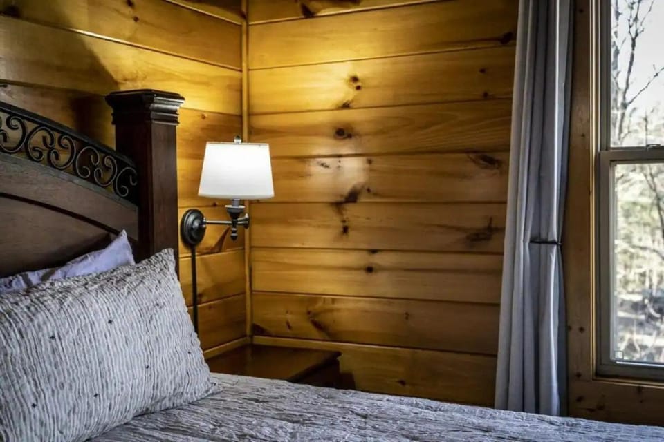 3 BD w Pool! Hot Tub! Sauna! 5 mins from parkway! House in Pigeon Forge