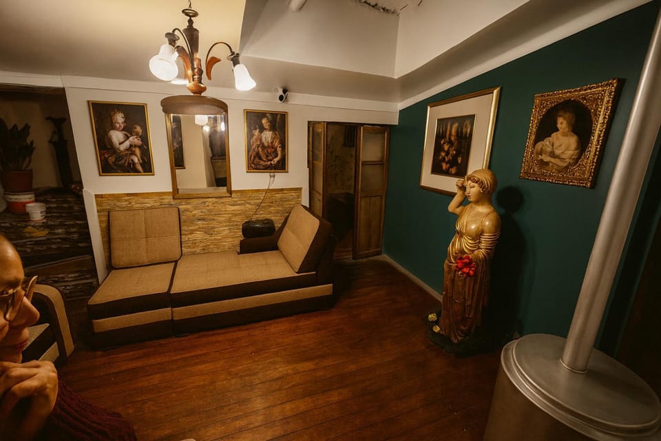People, TV and multimedia, Living room, Seating area, group of guests