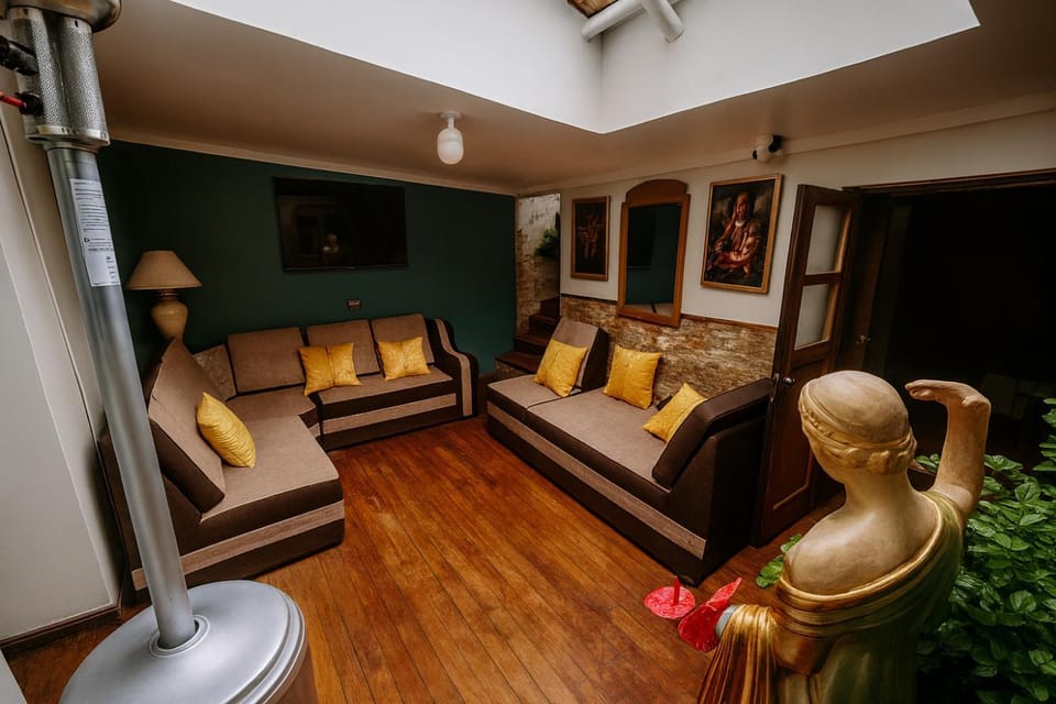 TV and multimedia, Living room, Seating area, fireplace