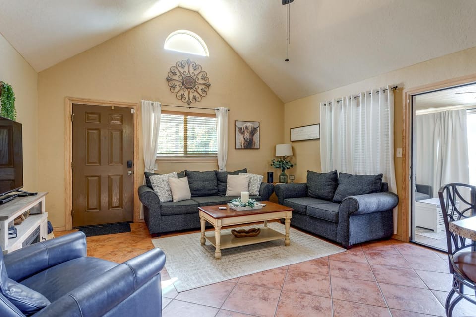 1/2 Mi to Lake Lawtonka: Mtn-View Haven! House in Medicine Park