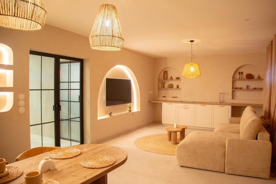 Communal lounge/ TV room, dishwasher, microwave, toaster, washing machine, dryer, kitchen
