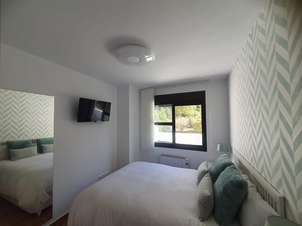 Bed, TV and multimedia, Bedroom