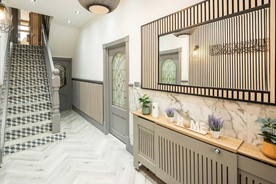 Huge 6 Beds House in Zone 2 London-MobileRateOffers-Families-Leisure-Parking-WiFi-PoolTable-Netflix-Sleeps15! Apartment in London