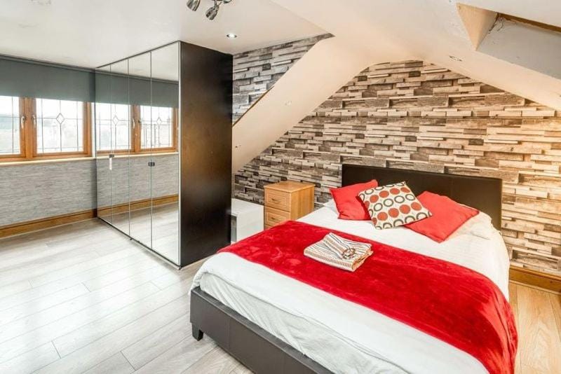 Huge 6 Beds House in Zone 2 London-MobileRateOffers-Families-Leisure-Parking-WiFi-PoolTable-Netflix-Sleeps15! Apartment in London