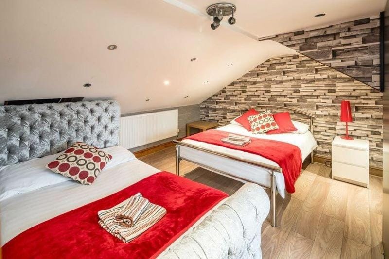 Huge 6 Beds House in Zone 2 London-MobileRateOffers-Families-Leisure-Parking-WiFi-PoolTable-Netflix-Sleeps15! Apartment in London