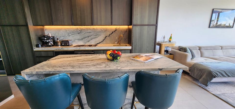 Kitchen or kitchenette, Seating area, Dining area