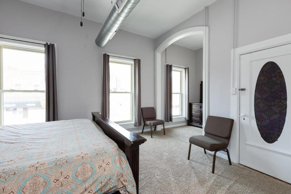Riverview Loft! Downtown Alton Apartment in Alton