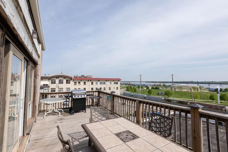 Riverview Loft! Downtown Alton Apartment in Alton